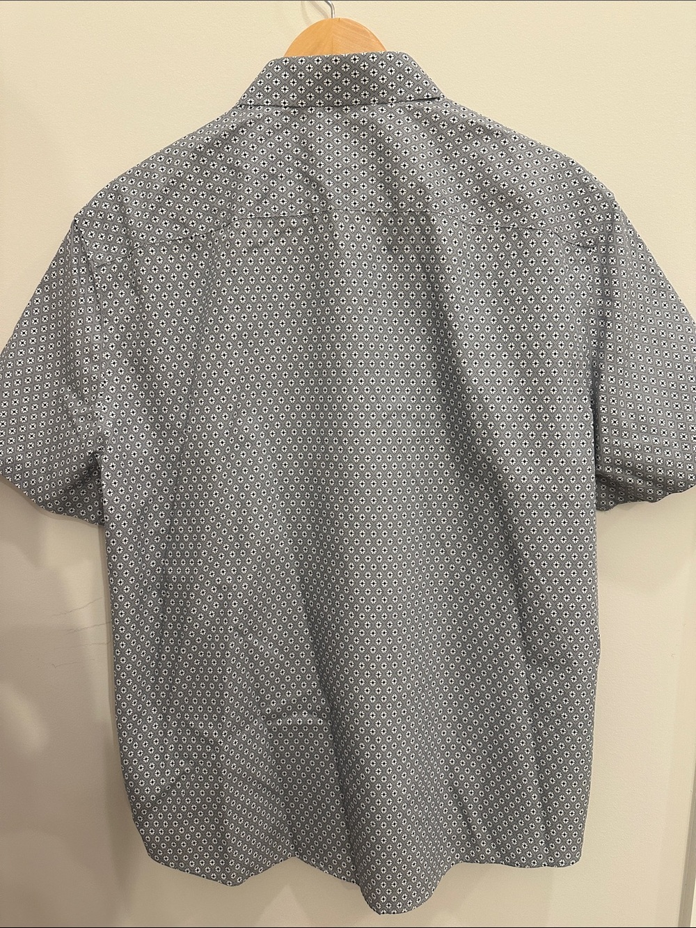 UNTUCKit Men's Short-Sleeve Button-Down Shirt - Gray Geometric Print - Picture 8 of 11